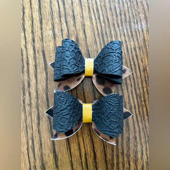 SOLD•Shoe Bow Clips - Picture 1 of 2